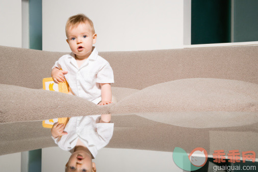 概念,构图,图像,摄影,肖像_56295131_Baby on a sofa_创意图片_Getty Images China