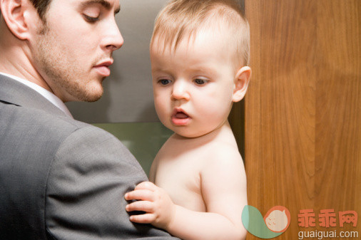 概念,构图,图像,摄影,年龄_56295097_Businessman holding his baby_创意图片_Getty Images China