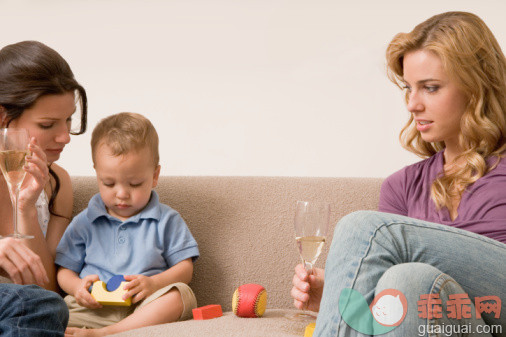 主题,饮食,休闲活动,概念,构图_56295073_Women on sofa with baby_创意图片_Getty Images China