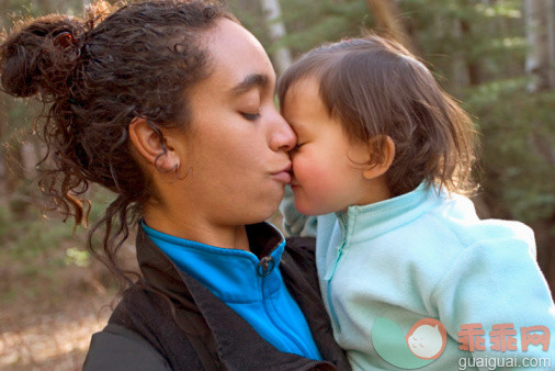 人,户外,25岁到29岁,深情的,棕色头发_88169465_Mother kissing her baby girl_创意图片_Getty Images China