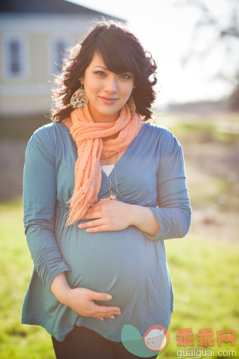 人,人生大事,四分之三身长,户外,快乐_123318379_Pregnant mixed race woman holding stomach_创意图片_Getty Images China