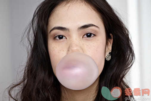 人,工作场所,室内,20到24岁,人的脸部_149691465_Germany, Cologne, Young woman blowing bubble gum_创意图片_Getty Images China
