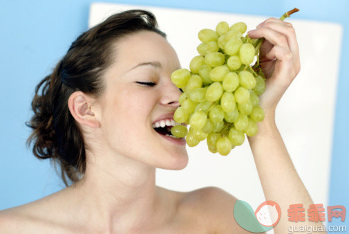 饮食,休闲活动,构图,图像,摄影_200499946-001_Young woman eating grapes from the bunch, close-up_创意图片_Getty Images China