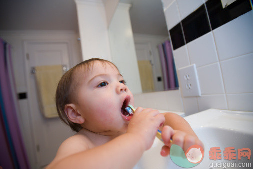 人,牙刷,水槽,室内,住宅房间_128317750_Boy brushing teeth_创意图片_Getty Images China