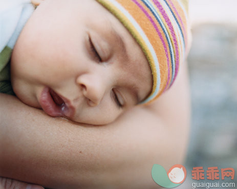 摄影,Y50701,肖像,式样,人_6410-001320_Baby Sleeping in Persons Arms_创意图片_Getty Images China