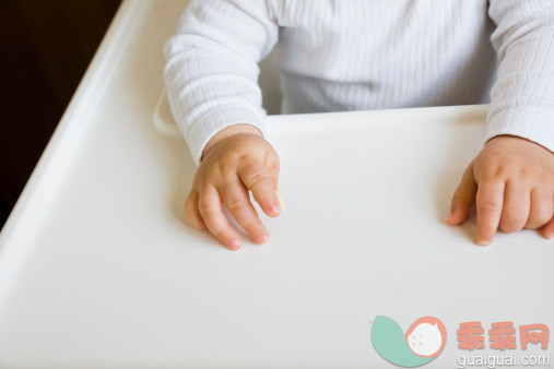 人,饮食,食品,生活方式,室内_471453819_Baby Eating in High Chair_创意图片_Getty Images China