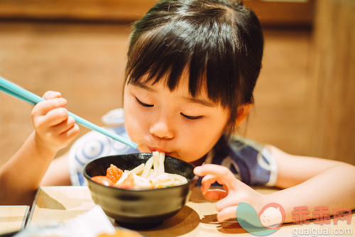人,食品,桌子,室内,碗_gic18524643_Little girl having noodles joyfully_创意图片_Getty Images China