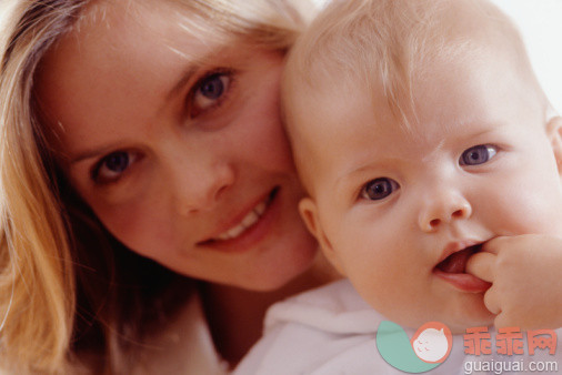摄影,肖像,白色,白色背景,父母_200231655-001_Mother holding baby (3-6 months), close-up, portrait_创意图片_Getty Images China