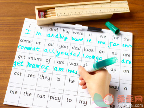 人,书桌,教育,室内,手_92914188_School child age 4-7 practicing handwriting._创意图片_Getty Images China