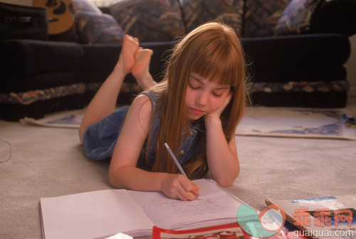 人,住宅内部,教育,写字器具,室内_gic18689700_Young girl doing homework on floor at home_创意图片_Getty Images China