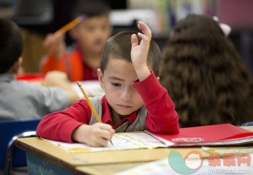 人,书桌,教育,室内,人体_gic18622497_Candids of Catholic school children._创意图片_Getty Images China