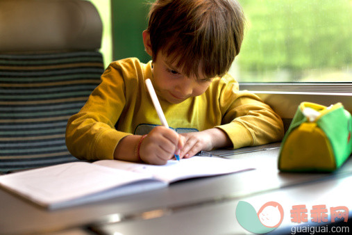 人,休闲装,书桌,教育,棕色头发_484246023_Child writing on the train_创意图片_Getty Images China