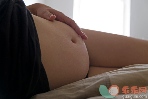 人,衣服,家具,半装,人生大事_515045127_Pregnant woman touching her belly_创意图片_Getty Images China