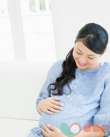 人,休闲装,沙发,人生大事,室内_505315443_Pregnant Woman Sitting On Couch_创意图片_Getty Images China