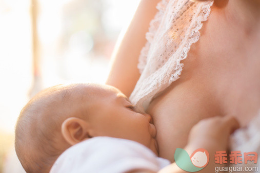 人,生活方式,2到5个月,室内,中间部分_478168921_Mother breast-feeding baby boy_创意图片_Getty Images China