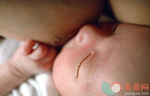 人,室内,乳房,喝,喂养_477398417_portrait of baby_创意图片_Getty Images China