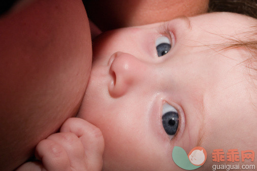 人,室内,人的脸部,满意,爱的_80484041_Mother breast feeding baby_创意图片_Getty Images China
