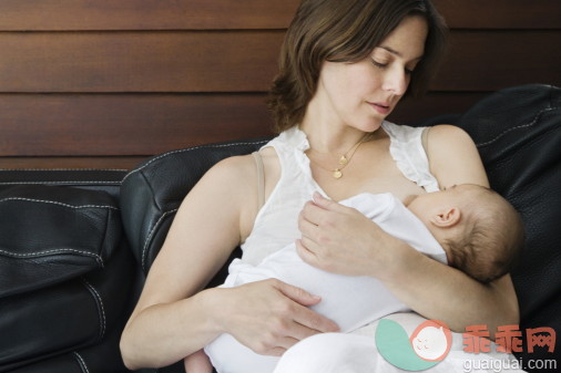 人,衣服,沙发,室内,坐_88769442_Mother nursing baby_创意图片_Getty Images China