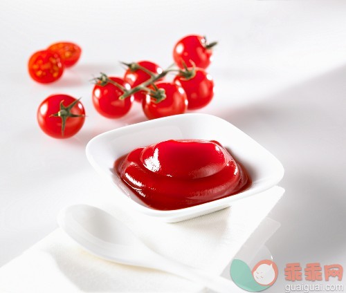 碗,樱桃番茄,饮食,番茄酱,汤匙_gic7750168_Ketchup in a dish with a spoon_创意图片_Getty Images China