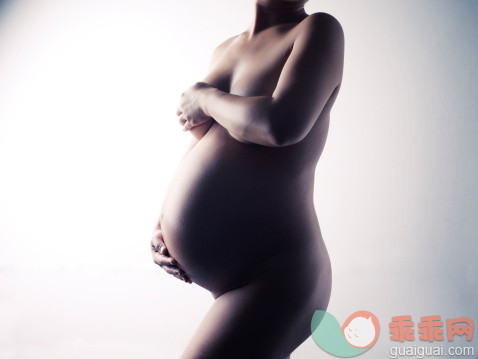 人,影棚拍摄,中间部分,30岁到34岁,裸体_145965617_Nude pregnant woman on a white background_创意图片_Getty Images China