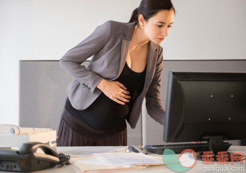 人,着装得体,书桌,商务,人生大事_487703529_Pregnant Caucasian businesswoman working in office_创意图片_Getty Images China