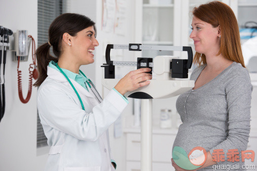 人,图像,人生大事,健康保健,测量工具_482140235_Doctor weighing pregnant woman in office_创意图片_Getty Images China