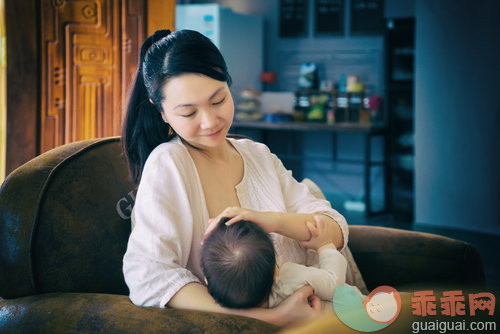 亚洲人,黑发,长发,微笑,拥抱_3d24a0af8_Mom nursing baby_创意图片_Getty Images China