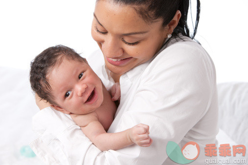 白色,人,影棚拍摄,室内,30岁到34岁_154955942_Real People: Mother with Smiling Baby Boy African American_创意图片_Getty Images China