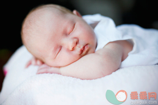 人,室内,棕色头发,白人,躺_91006745_Sleeping baby_创意图片_Getty Images China