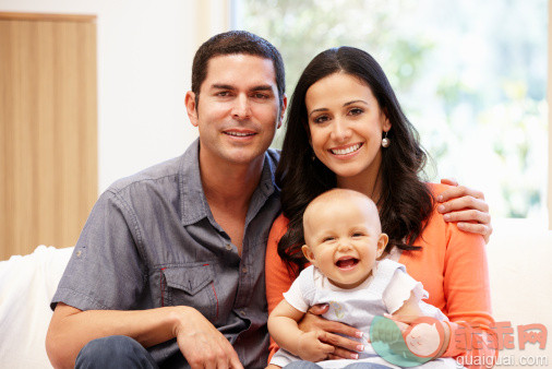 人,休闲装,沙发,生活方式,室内_155151769_Hispanic couple at home with baby_创意图片_Getty Images China