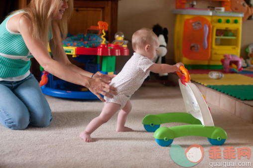 人,休闲装,婴儿服装,玩具,12到17个月_109894602_Baby playing with toys_创意图片_Getty Images China