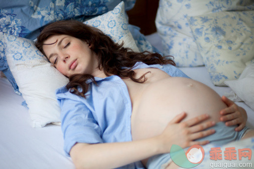 人,床,室内,25岁到29岁,床上用品_96832427_Pregnant woman resting on her cosy bed_创意图片_Getty Images China