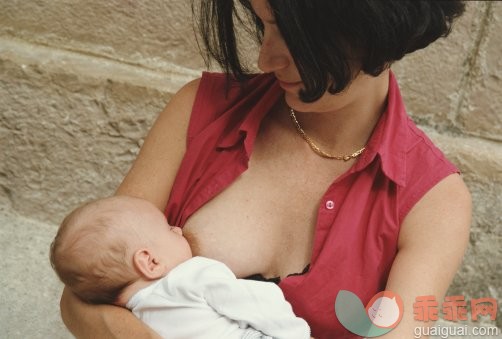 摄影,黑发,户外,红色,衣服_200387992-001_Mother breast feeding baby girl (0-3 months), close-up_创意图片_Getty Images China