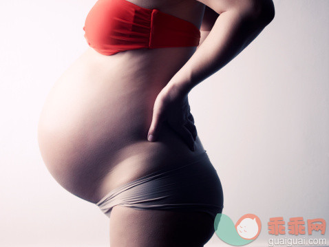 人,影棚拍摄,中间部分,30岁到34岁,怀孕_145965621_Pregnant woman on a white background_创意图片_Getty Images China