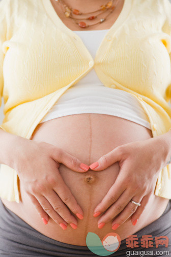 人,半装,人生大事,室内,中间部分_98818429_Pregnant Hispanic woman holding bare stomach_创意图片_Getty Images China