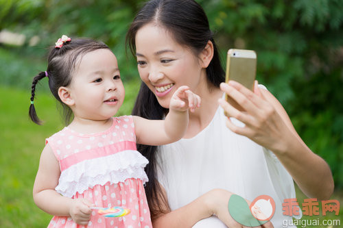 亲情,健康,可爱的,母亲,色彩鲜艳_8b29be20a_年轻的妈妈和女儿在用手机自拍_创意图片_Getty Images China