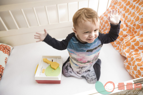 人,玩具,室内,快乐,金色头发_gic18661275_Baby boy in his crib with a toy record player_创意图片_Getty Images China