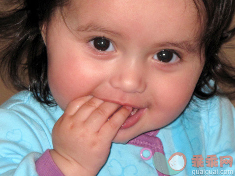 人,婴儿服装,室内,快乐,黑发_159087239_7 month old cute baby girl biting fingers_创意图片_Getty Images China