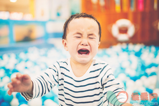 人,休闲装,婴儿服装,T恤,室内_563010127_a crying child_创意图片_Getty Images China