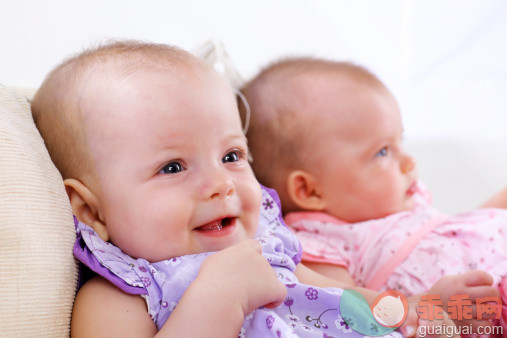 进行中,人,生活方式,快乐,白人_154923933_Friendship of a two little baby girls._创意图片_Getty Images China