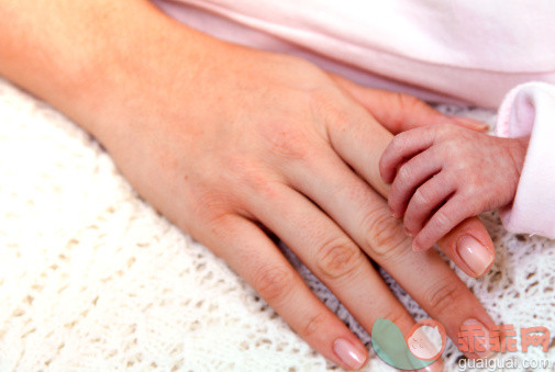 人,室内,手,手牵手,母亲_134954310_Newborn baby holding on to her mothers hand_创意图片_Getty Images China