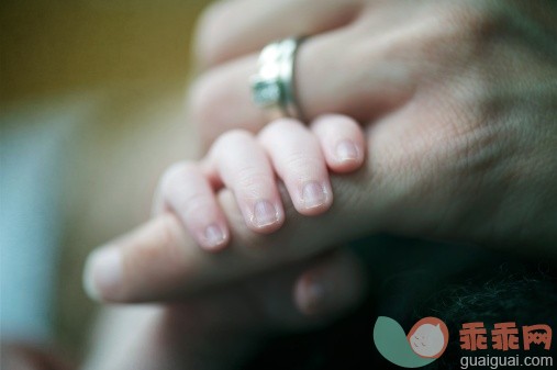 人,室内,戒指,手指,拿着_149481404_Little Fingers and Big Fingers_创意图片_Getty Images China