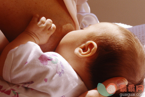 人,食品,乳房,喂养,哺乳_128554184_Breastfeeding_创意图片_Getty Images China