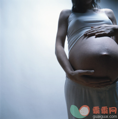 人生大事,摄影,触摸,躯干,腹部_200323864-001_Pregnant woman touching belly, mid section_创意图片_Getty Images China