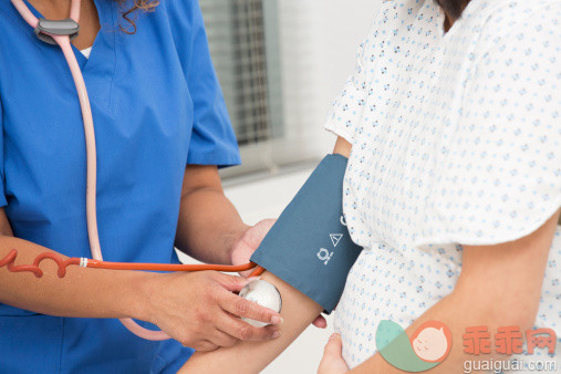 测量,人,人生大事,健康保健,室内_487702265_Mixed race nurse taking patient's blood pressure_创意图片_Getty Images China