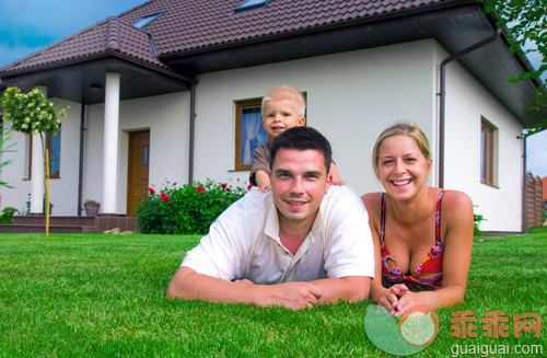 肖像,人,房屋,户外,美女_gic16124430_Happy family and house_创意图片_Getty Images China