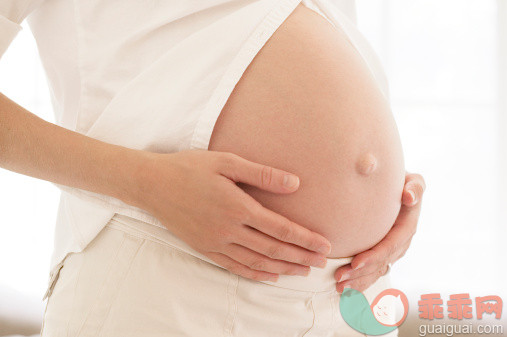 人,人生大事,室内,中间部分,25岁到29岁_508483045_Pregnant woman holding her belly_创意图片_Getty Images China