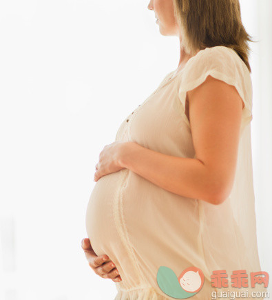 人,室内,中间部分,住宅房间,25岁到29岁_136596569_USA, New Jersey, Jersey City, Pregnant woman looking through window_创意图片_Getty Images China