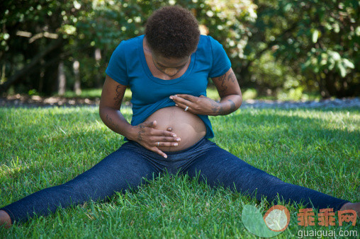 人,休闲装,T恤,户外,20到24岁_152623160_Black Girl Pregnant sitting in grass_创意图片_Getty Images China