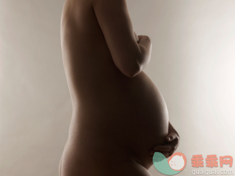 人,人生大事,影棚拍摄,中间部分,25岁到29岁_sb10069348j-001_Pregnant woman covering breast, mid section, close-up_创意图片_Getty Images China